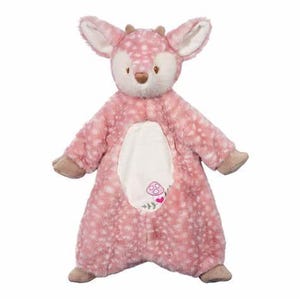 Pu&ograve; includere: Un giocattolo di peluche rosa a forma di cervo con macchie bianche, grandi orecchie e piccole corna. Il cervo ha una pancia bianca con un design ricamato a forma di fungo e cuore. Gli zoccoli e il naso del giocattolo sono marroni.
