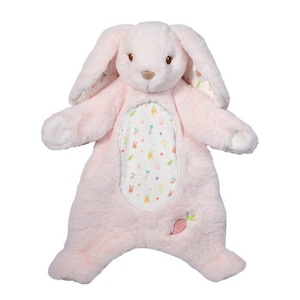 Pu&ograve; includere: Una morbida coperta per bambini a forma di coniglietto di peluche rosa. Il coniglietto ha lunghe orecchie flosce con fodera fantasia, un naso marrone chiaro e occhi ricamati. Il centro presenta un tessuto fantasia con coniglietti e carote. Una carota &egrave; ricamata in basso a destra.