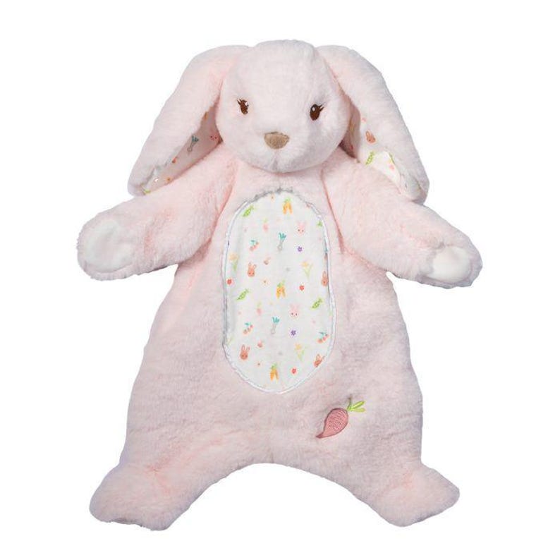Pu&ograve; includere: Una morbida coperta per bambini a forma di coniglietto di peluche rosa. Il coniglietto ha lunghe orecchie flosce con fodera fantasia, un naso marrone chiaro e occhi ricamati. Il centro presenta un tessuto fantasia con coniglietti e carote. Una carota &egrave; ricamata in basso a destra.