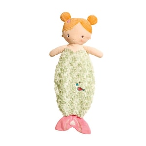 Pu&ograve; includere: Bambola sirena di peluche con capelli arancioni raccolti in due chignon. La bambola ha un corpo strutturato verde chiaro e una coda rosa. Un piccolo pesce ricamato &egrave; sul corpo della sirena. La bambola ha un viso dolce e sorridente.