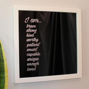 Może przedstawiać: Biały obraz w ramie z czarnym tłem i białym tekstem, który brzmi "Jestem... odważny, silny, miły, godny, cierpliwy, mądry, zdolny, wyjątkowy, wystarczający, kochany".