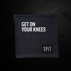 SPIT RAW "Get on Your Knees" Minihandtuch | Queer Hygiene | Waschlappen Alternative | Mutiges lustiges Geschenk | Sweatshirt Material Handtücher