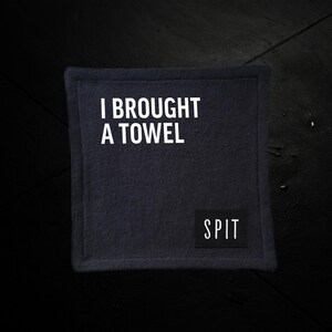 SPIT RAW "Ich habe ein Handtuch mitgebracht" Minihandtuch | Queer Hygiene | Waschlappen Alternative | Mutiges lustiges Geschenk | Sweatshirt Material Handtücher