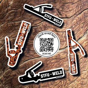 Può includere: Una collezione di adesivi con disegni a tema saldatura. Gli adesivi presentano il testo "STFU AND WELD" in vari stili, insieme a immagini di strumenti di saldatura. È incluso anche un adesivo circolare con un codice QR e il testo "Check us out here".