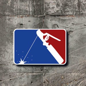 K&ouml;nnte beinhalten: Ein blaues und rotes Baseball-Logo mit einer wei&szlig;en Silhouette eines Schwei&szlig;brenners und Funken. Der Brenner ist nach rechts geneigt und die Funken kommen aus der Spitze des Brenners.