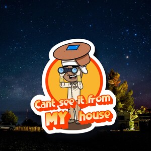 Puede incluir: Una ilustración de dibujos animados de una persona con un sombrero marrón mirando a través de unos binoculares. La persona está de pie frente a un círculo amarillo con el texto "Can't see it from my house".
