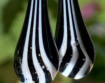 Schwarz und Weiß Opak Nadelstreifen Glastropfen Ohrringe. Stirling Silber Zubehör. Kostenloser Versand in Geschenkbox .