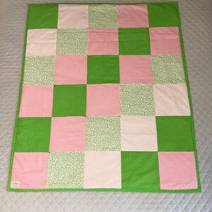 Patchwork coperta trapuntata in grembo per neonato rosa verde e bianca fatta a mano