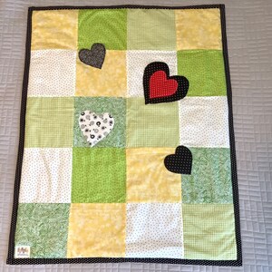 Patchwork coperta trapuntata in grembo per neonato fatta a mano verde gialla e bianca