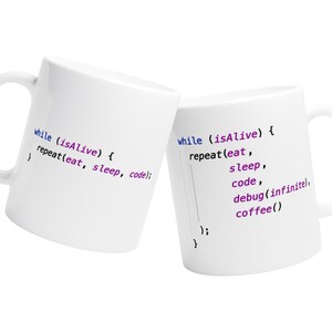Może przedstawiać: Dwa białe ceramiczne kubki z czarnym i fioletowym tekstem. Tekst na kubkach przypomina kod, z frazami takimi jak "while (isAlive)" i "repeat(eat, sleep, code);" Kubki są przeznaczone dla programistów lub osób z branży technologicznej.