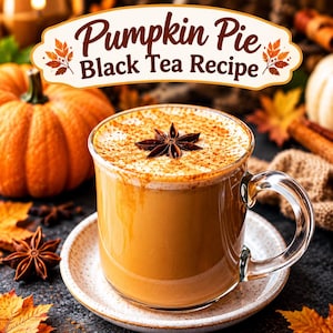 Puede incluir: Una taza de cristal transparente llena de té negro de tarta de calabaza, cubierta con un anís estrellado y canela en polvo, sobre un platillo moteado. Sobre la taza, un cartel decorativo muestra el texto Pumpkin Pie Black Tea Recipe.