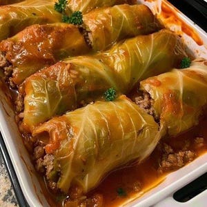 Recept voor zelfgemaakte gevulde koolrolletjes | Traditioneel comfortfood | Downloaden.