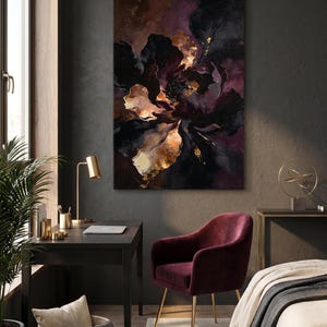 K&ouml;nnte beinhalten: Abstrakte Malerei in dunklen T&ouml;nen von Schwarz, Lila und Gold. Das Kunstwerk h&auml;ngt &uuml;ber einem Schreibtisch mit einer goldenen Lampe und einem bordeauxroten Samtstuhl mit goldenen Beinen. Modernes Interior Design.