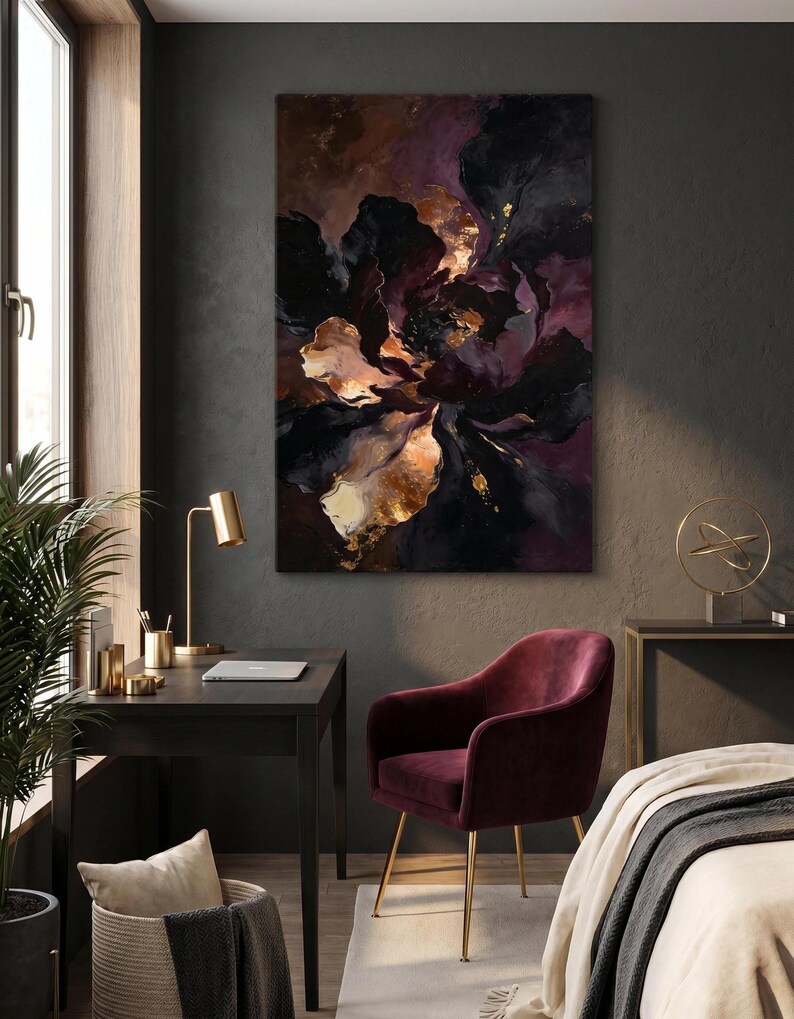 K&ouml;nnte beinhalten: Abstrakte Malerei in dunklen T&ouml;nen von Schwarz, Lila und Gold. Das Kunstwerk h&auml;ngt &uuml;ber einem Schreibtisch mit einer goldenen Lampe und einem bordeauxroten Samtstuhl mit goldenen Beinen. Modernes Interior Design.