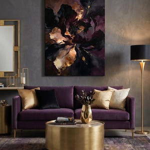 K&ouml;nnte beinhalten: Ein abstraktes Blumenbild in Schwarz-, Lila- und Goldt&ouml;nen h&auml;ngt &uuml;ber einem lila Samtsofa. Ein goldener Couchtisch und eine Stehlampe schaffen eine luxuri&ouml;se Atmosph&auml;re.