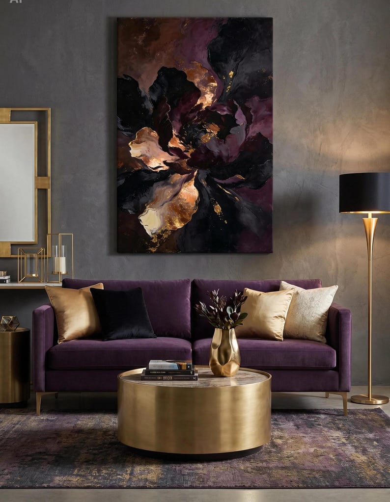 K&ouml;nnte beinhalten: Ein abstraktes Blumenbild in Schwarz-, Lila- und Goldt&ouml;nen h&auml;ngt &uuml;ber einem lila Samtsofa. Ein goldener Couchtisch und eine Stehlampe schaffen eine luxuri&ouml;se Atmosph&auml;re.