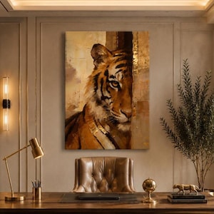 Peut inclure: Une grande peinture sur toile représentant le visage d'un tigre, réalisée dans des tons chauds de brun et d'or. L'œuvre présente des coups de pinceau détaillés et un aspect texturé, créant un effet visuel saisissant. L'œil du tigre est concentré, et la peinture est exposée dans une pièce bien éclairée.