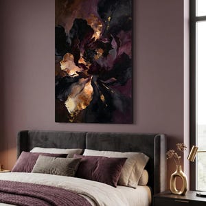 K&ouml;nnte beinhalten: Ein gro&szlig;es, vertikales abstraktes Gem&auml;lde mit einem dunklen Blumendesign in Schwarz, Lila und Gold. Das Kunstwerk h&auml;ngt &uuml;ber einem Bett mit einem grauen Kopfteil, Kissen und einer pflaumenfarbenen Decke. Der Raum hat eine moderne, elegante &Auml;sthetik.