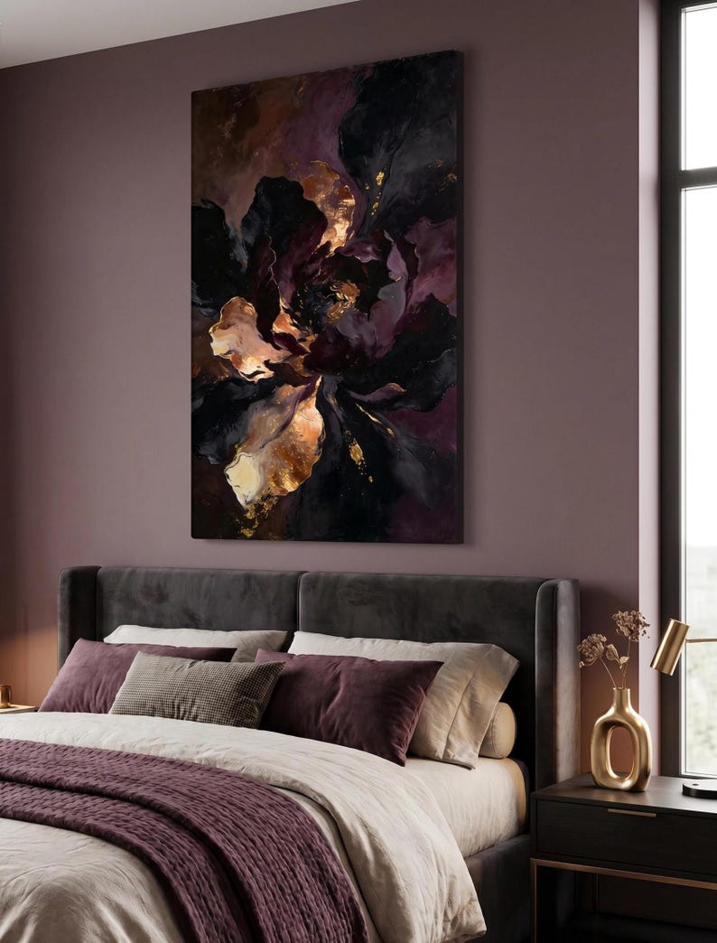 K&ouml;nnte beinhalten: Ein gro&szlig;es, vertikales abstraktes Gem&auml;lde mit einem dunklen Blumendesign in Schwarz, Lila und Gold. Das Kunstwerk h&auml;ngt &uuml;ber einem Bett mit einem grauen Kopfteil, Kissen und einer pflaumenfarbenen Decke. Der Raum hat eine moderne, elegante &Auml;sthetik.