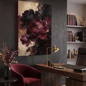 Könnte beinhalten: Abstrakter floraler Leinwandkunstdruck mit tiefroten und schwarzen Pfingstrosen mit goldenen Akzenten. Das Kunstwerk wird in einem modernen Büroumfeld ausgestellt, ergänzt durch einen bordeauxroten Samtstuhl und einen Holzschreibtisch.
