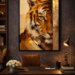 Peut inclure: Une œuvre d'art murale rectangulaire représentant une peinture à l'huile du visage d'un tigre avec des accents de feuilles d'or. Le tigre est peint avec une fourrure orange, noire et blanche, regardant devant avec un œil jaune perçant.