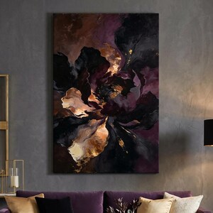 Peut inclure: Tableau floral abstrait aux tons noirs, violets et dorés. L'œuvre représente une grande fleur stylisée avec des pétales texturés et des accents dorés métalliques. La peinture est affichée sur un mur gris au-dessus d'un canapé violet.