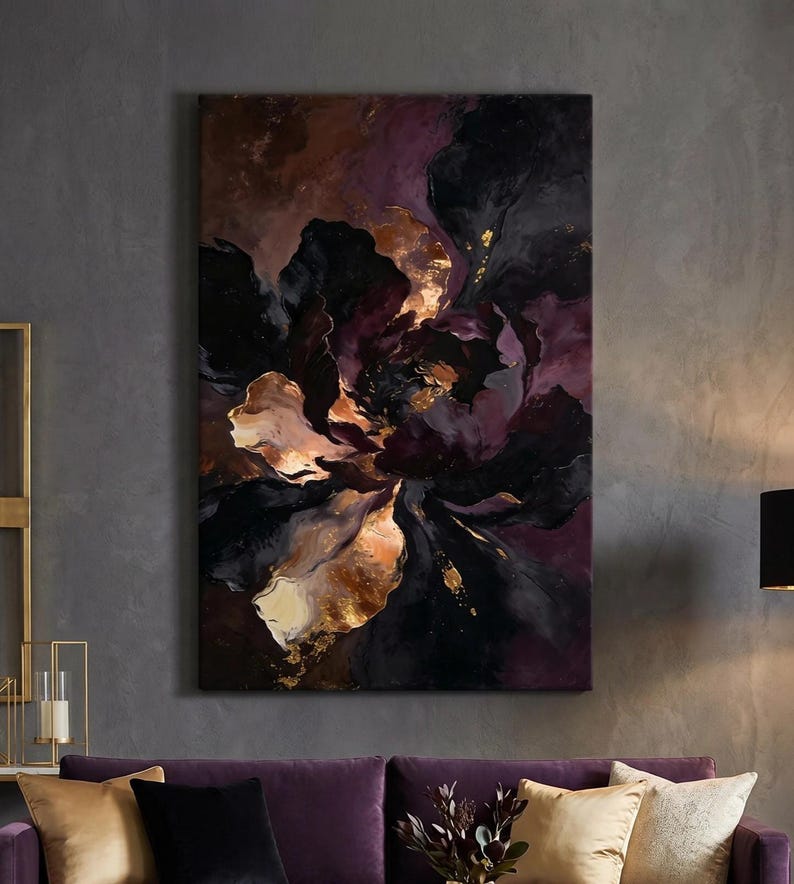 K&ouml;nnte beinhalten: Abstrakte florale Leinwandkunst in Schwarz-, Lila- und Goldt&ouml;nen. Das Kunstwerk zeigt eine gro&szlig;e, stilisierte Blume mit strukturierten Bl&uuml;tenbl&auml;ttern und metallischen Goldakzenten. Das Gem&auml;lde wird an einer grauen Wand &uuml;ber einem lila Sofa ausgestellt.