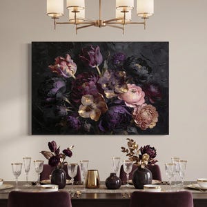 Könnte beinhalten: Ein großer Blumendruck mit dunklem Hintergrund und einem Bouquet aus lila, rosa und goldenen Blumen. Das Gemälde hängt über einem Esstisch mit Gläsern, goldenen Akzenten und Blumengestecken.