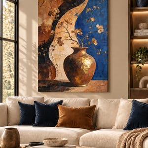 Peut inclure: Une toile murale rectangulaire présentant une peinture texturée d'un grand vase arrondi aux tons métalliques contenant de fines branches délicates avec de petites fleurs. Le fond affiche des courbes abstraites en bleu profond, bronze et crème.