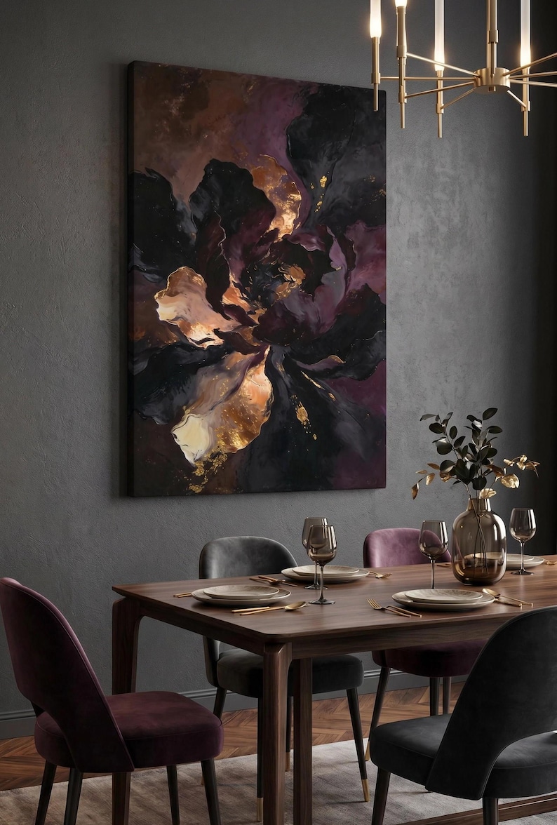 K&ouml;nnte beinhalten: Abstrakte Blumenleinwandkunst in Schwarz-, Lila- und Goldt&ouml;nen. Das Kunstwerk h&auml;ngt &uuml;ber einem Esstisch, der mit Tellern, Besteck und Weingl&auml;sern gedeckt ist. Der Raum hat dunkelgraue W&auml;nde und Samtst&uuml;hle.
