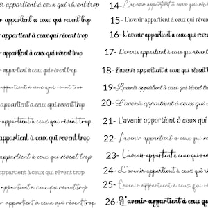 以下が含まれることがあります： 白黒画像で、フランス語のフレーズ「L'avenir appartient &agrave; ceux qui r&ecirc;vent trop」を手書き風の様々なフォントで表示しています。テキストは「未来は夢を見すぎる人たちのものである」と翻訳されます。