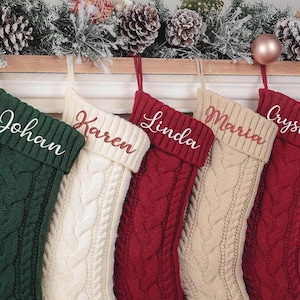 Bestickter Strickweihnachtsstrumpf 2026, personalisierte Familienweihnachtsstrümpfe mit Namen, Monogrammstrumpf, Weihnachtsdekoration