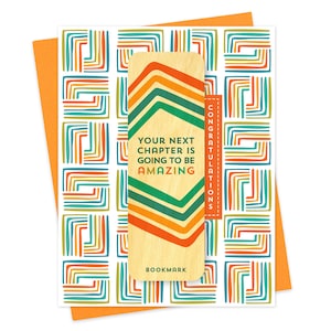 Marque-page du chapitre Félicitations - Comprend un marque-page en bois véritable - Carte de félicitations - Remise des diplômes - Nouvel emploi - Déménagement - Chapitre suivant - OC2727