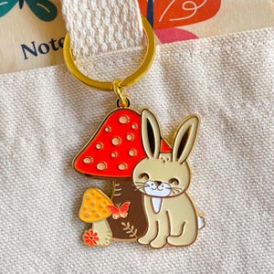 Porte-clés lapin - Adorable breloque en émail Lapin et champignons - Cadeau idéal pour un panier de Pâques, amoureux de la nature - Porte-clés en métal doré brillant