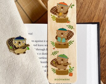 Conjunto de presente com broche de esmalte e marcador de livros de madeira com castor leitor(a) para presentear.