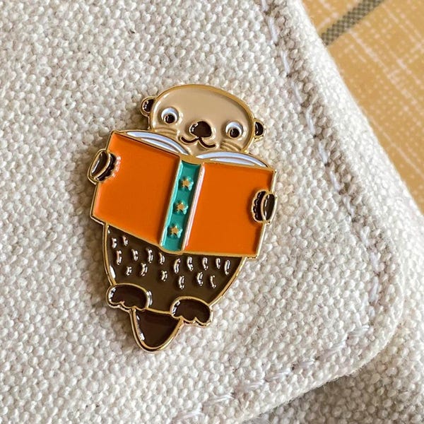 Reading Otter Enamel Pin – Bookish Lapel Pin for Recognition and Fun