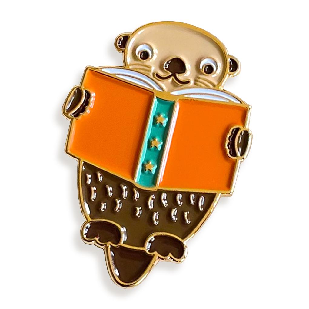 Otter Read エナメルピン＆木製ブックマーク ギフトセット – 読書