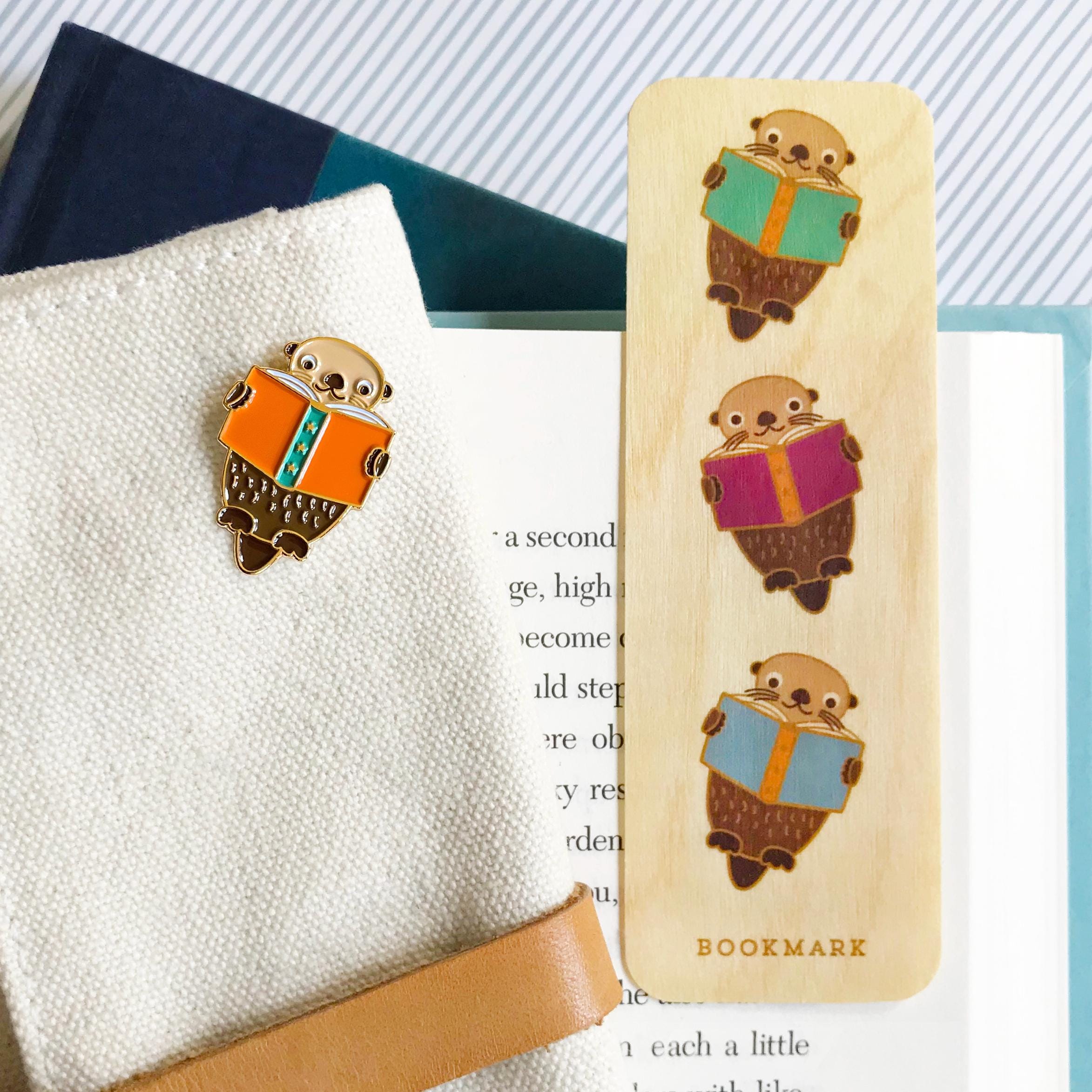 Otter Read エナメルピン＆木製ブックマーク ギフトセット – 読書