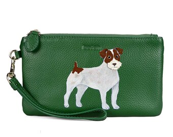 Puede incluir: Un clutch de cuero verde con una ilustración de un perro Jack Russell Terrier blanco y marrón. El clutch tiene una cremallera dorada y una correa de muñeca.