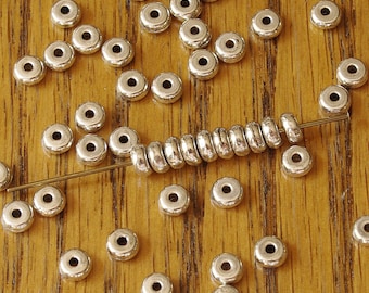 Contas espaçadoras Heishi em estanho com banho de prata brilhante, 5 mm - 50 unidades