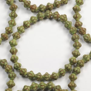 Perlas de vidrio checo Saturno verde opaco de 6 mm con acabado Picasso rojo - 25