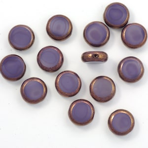 Cuentas de vidrio checo de 11 mm en color morado satinado con ventana de moneda de bronce