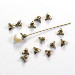Tapas triangulares de latón envejecido macizo de 6 mm con espaciador incorporado - 12