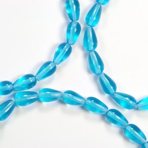Perlas de vidrio checo prensadas con orificios verticales en forma de lágrima de color azul agua de 10 x 6 mm - 25