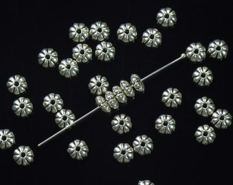 Perles d'espacement Heishi côtelées style fleur de Bali en étain plaqué argent brillant 6 mm - 50