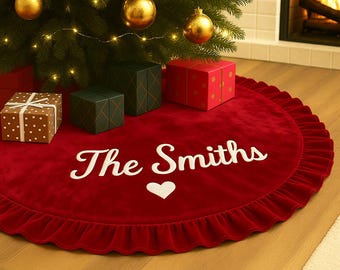 Custom Family Name Tree Skirt – Green Velvet Christmas Tree Skirt with White Embroidery, Heart Design, Cozy Holiday Decoration Gift