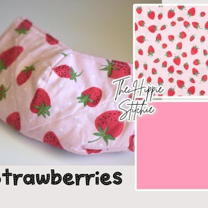 Peut inclure: Un tissu rose orn&eacute; de fraises rouges et de feuilles vertes. Le motif de fraises est r&eacute;p&eacute;t&eacute; sur le tissu. Le texte &laquo;&nbsp;Strawberries&nbsp;&raquo; est visible en bas de l'image.