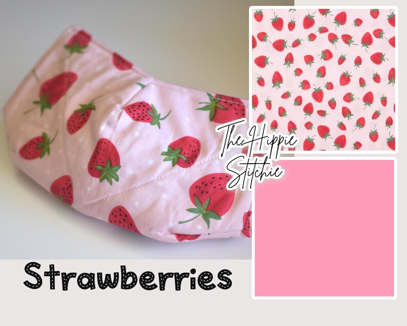Peut inclure: Un tissu rose orn&eacute; de fraises rouges et de feuilles vertes. Le motif de fraises est r&eacute;p&eacute;t&eacute; sur le tissu. Le texte &laquo;&nbsp;Strawberries&nbsp;&raquo; est visible en bas de l'image.