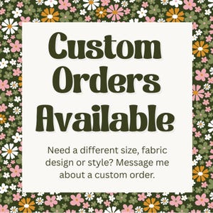 Peut inclure: Graphique carr&eacute; avec le texte "Custom Orders Available" en vert fonc&eacute; sur un fond cr&egrave;me. Le fond est un motif floral avec des fleurs blanches, roses et orange sur un champ vert fonc&eacute;.