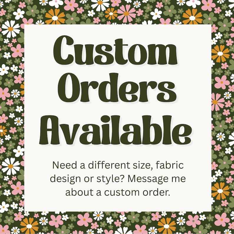 Peut inclure: Graphique carr&eacute; avec le texte "Custom Orders Available" en vert fonc&eacute; sur un fond cr&egrave;me. Le fond est un motif floral avec des fleurs blanches, roses et orange sur un champ vert fonc&eacute;.